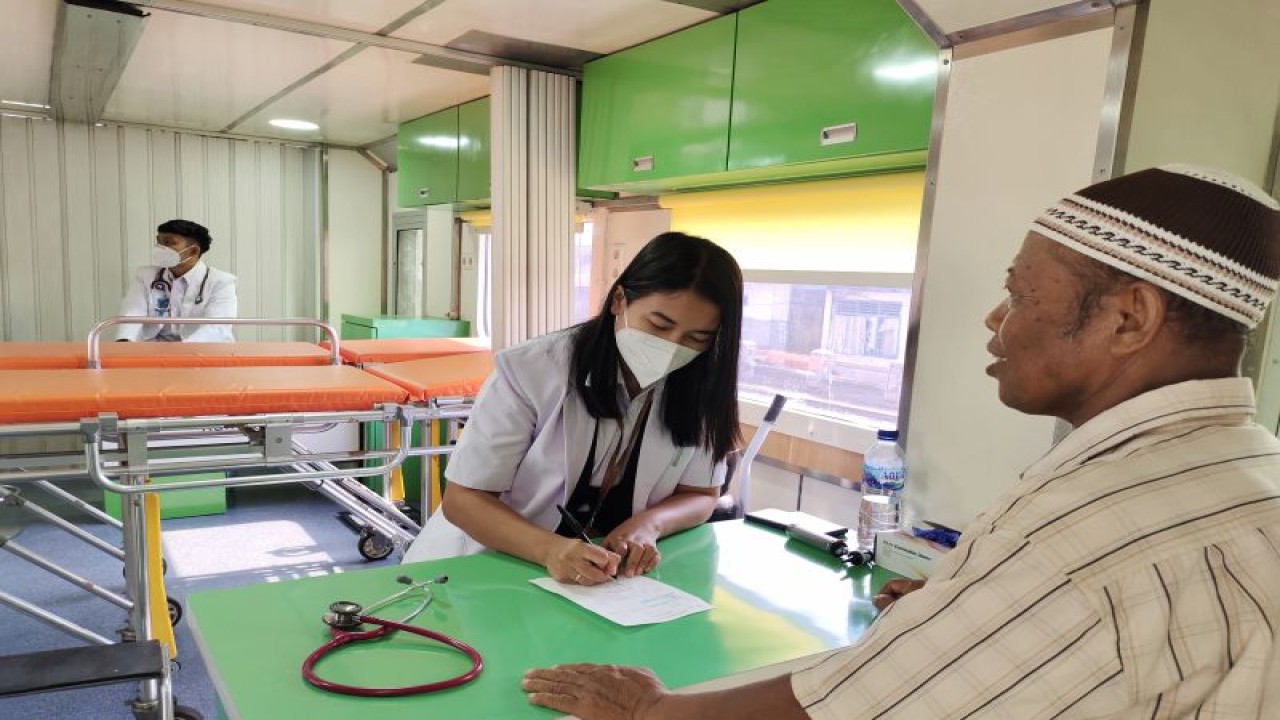Pemeriksaan dan pengobatan gratis di rail clinic PT KAI Divre IV Tanjungkarang. Lampung Tengah, Provinsi Lampung, Selasa, (26/9/2023). (ANTARA/Dian Hadiyatna)