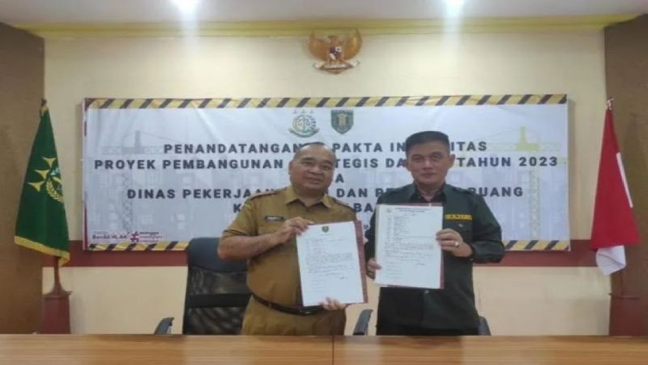 Kajari Tabalong Mohammad Ridosan bersama Kadis PUPR Wibawa Agung Subrata. ANTARA/HO-Kejari Tabalong.