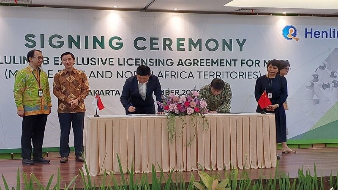 Penandatanganan kerja sama PT. Kalbe Farma Tbk dengan Shangai Henlius Biotech, Inc produksi serplulimab pengobatan kanker paru di Jakarta, Senin (11/9/2023) (ANTARA/Fitra Ashari)