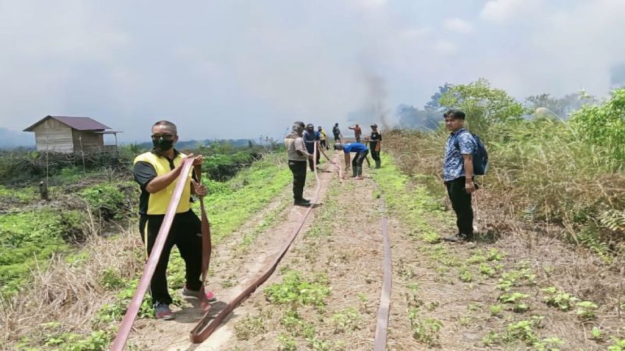 Anggota Polres Sukamara, Kalteng, berupaya memadamkan kebakaran lahan di kabupaten setempat beberapa waktu lalu. ANTARA/HO-Polres Sukamara