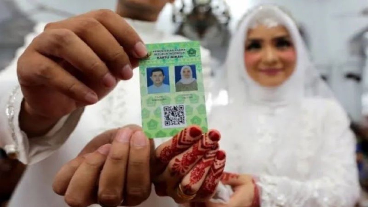 Ilustrasi - Pasangan pengantin memperlihatkan kartu nikah usai melaksanakan ijab kabul di Masjid Raya Baiturrahman, Banda Aceh, Aceh, Jumat (1/2/2019). Kementerian Agama pada 2019 akan mengeluarkan 2,5 juta kartu nikah sebagai upaya peningkatan layanan pencatatan pernikahan di seluruh Indonesia. (ANTARA FOTO/IRWANSYAH PUTRA) (.)