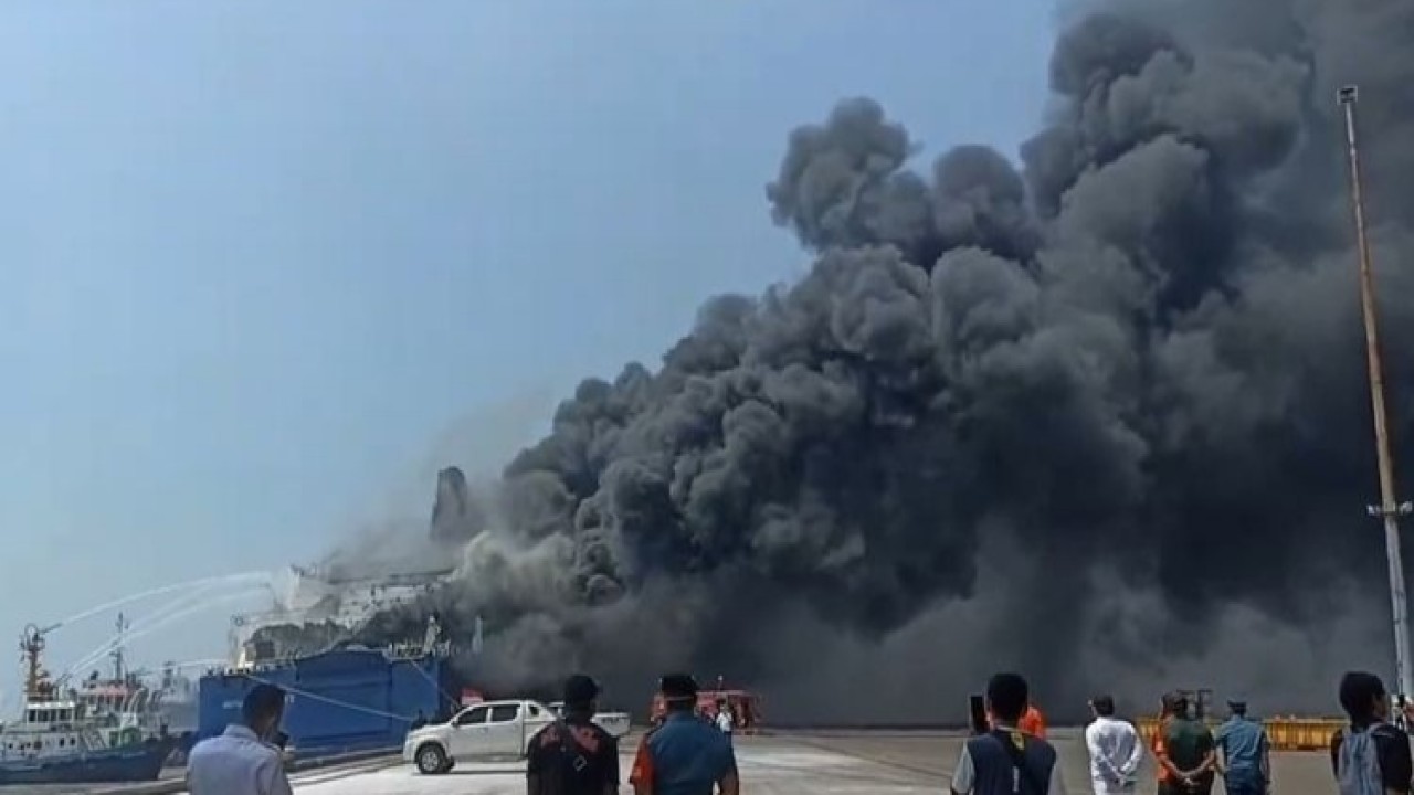 Kapal feri terbakar. (Kompas.com)