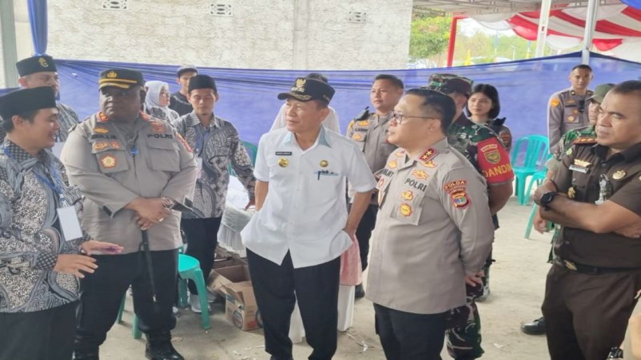 Kapolda Lampung Irjen Pol Helmy Santika saat meninjau langsung lokasi tempat pemungutan suara (TPS) pada pelaksanaan Pemilihan Kepala Kampung (Pilkakam) Serentak 2023 di Kabupaten Tulangbawang. (ANTARA/HO-Humas Polda Lampung)