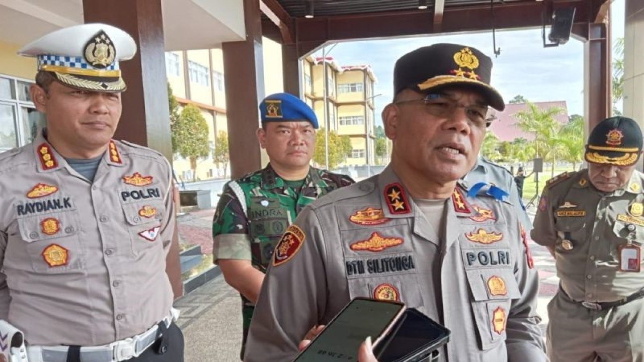 Kapolda Papua Barat Irjen Pol. Daniel Tahi Monang Silitonga saat memberikan keterangan di Kabupaten Manokwari, Papua Barat, Senin (4/9/2023). (ANTARA/Fransiskus Salu Weking)