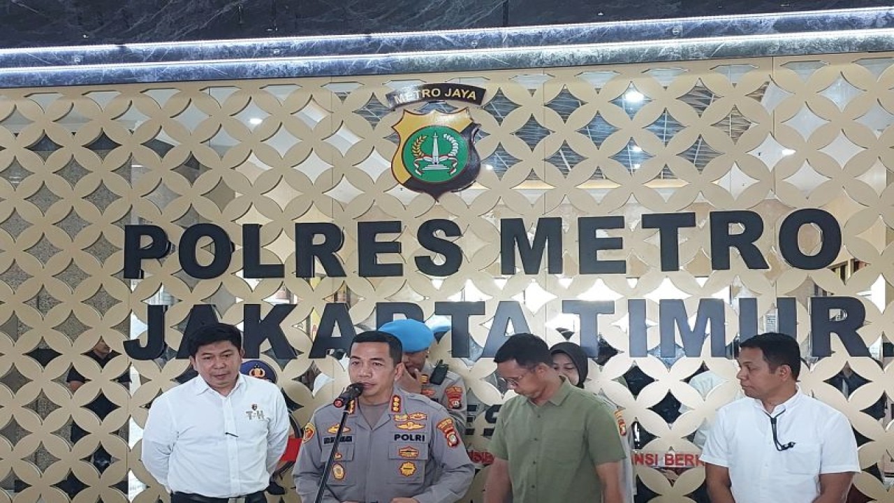 Kapolres Metro Jakarta Timur Kombes Pol Leonardus Sinamarta saat jumpa pers di Mapolres Metro Jaktim, Rabu. (ANTARA/Jaka Utomo)