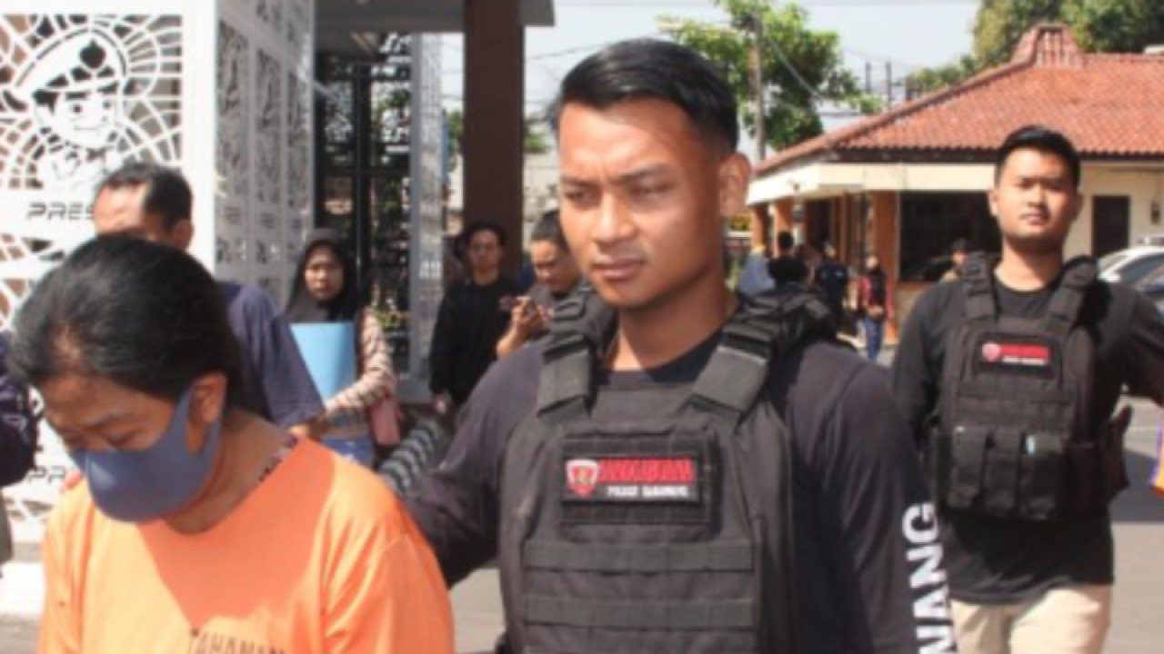 Polisi Karawang tangkap seorang perempuan yang melakukan judi online. (ANTARA/Ali Khumaini)