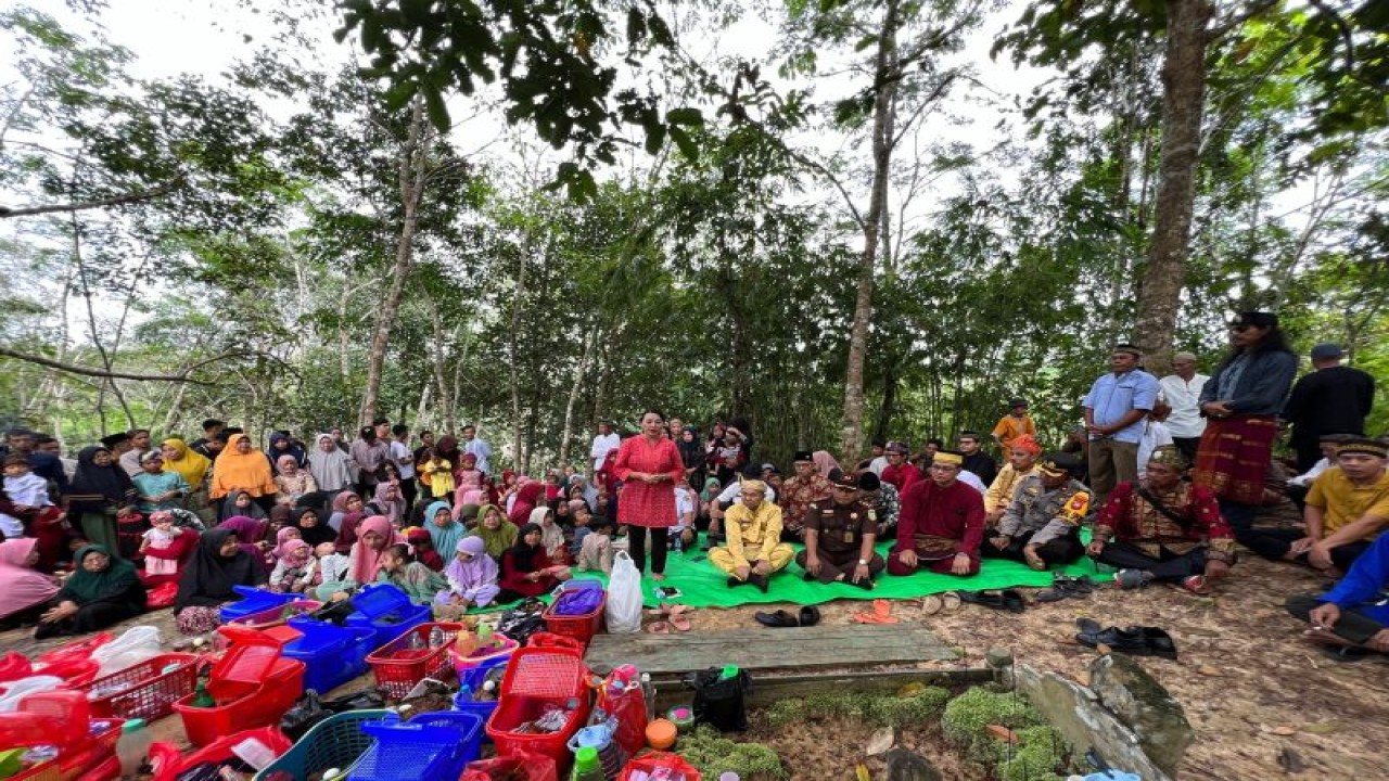 Bupati Landak masa jabatan 2017-2022 Karolin Margret Natasa bersama Penjabat (Pj) Bupati Landak dan Keluarga Besar Keraton Ismahayana Landak menghadiri perayaan Robo'-robo' yang dipusatkan di Makam Lebay Rantau Dusun Pesayangan, Desa Raja, Kecamatan Ngabang, Kabupaten Landak, Rabu (13/9/2023). (ANTARA/HO-Dokumen pribadi)