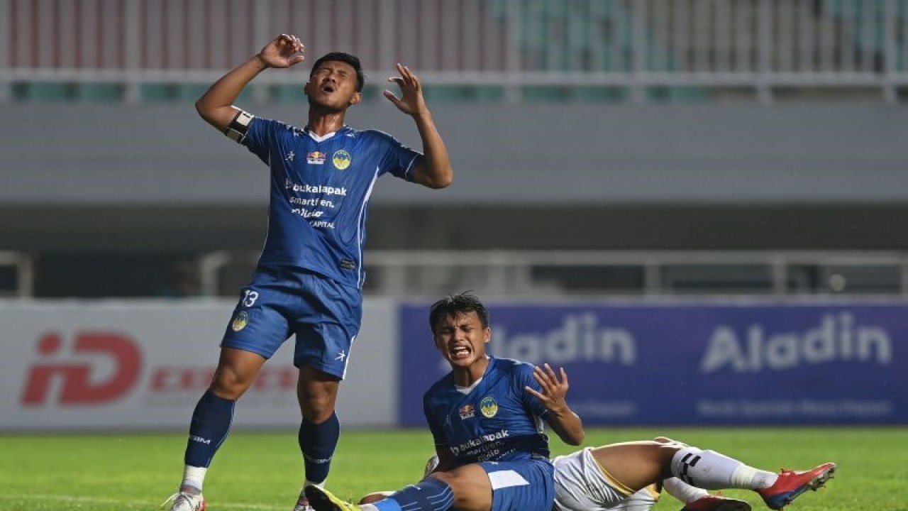 Arsip - ekspresi pesepak bola PSIM Yogyakarta Jodi Kustiawan (kiri) usai gagal mencetak gol ke gawang Dewa United saat bertanding pada perebutan peringkat ketiga Liga 2 di Stadion Pakansari, Cibinong, Kabupaten Bogor, Jawa Barat, Kamis (30/12/2021). ANTARA FOTO/Aditya Pradana Putra/YU