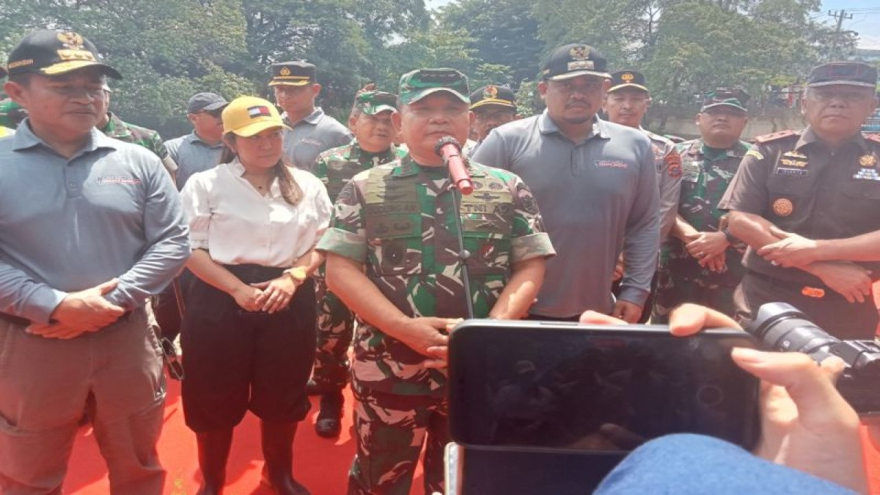 Kepala Staf Angkatan Darat Jenderal TNI Dudung Abdurachman memberikan keterangan pers usai susur Sungai Deli di Jembatan Simpang Kantor Medan, Sumut, Rabu (27/9/2023). (ANTARA/HO-Diskominfo Kota Medan)