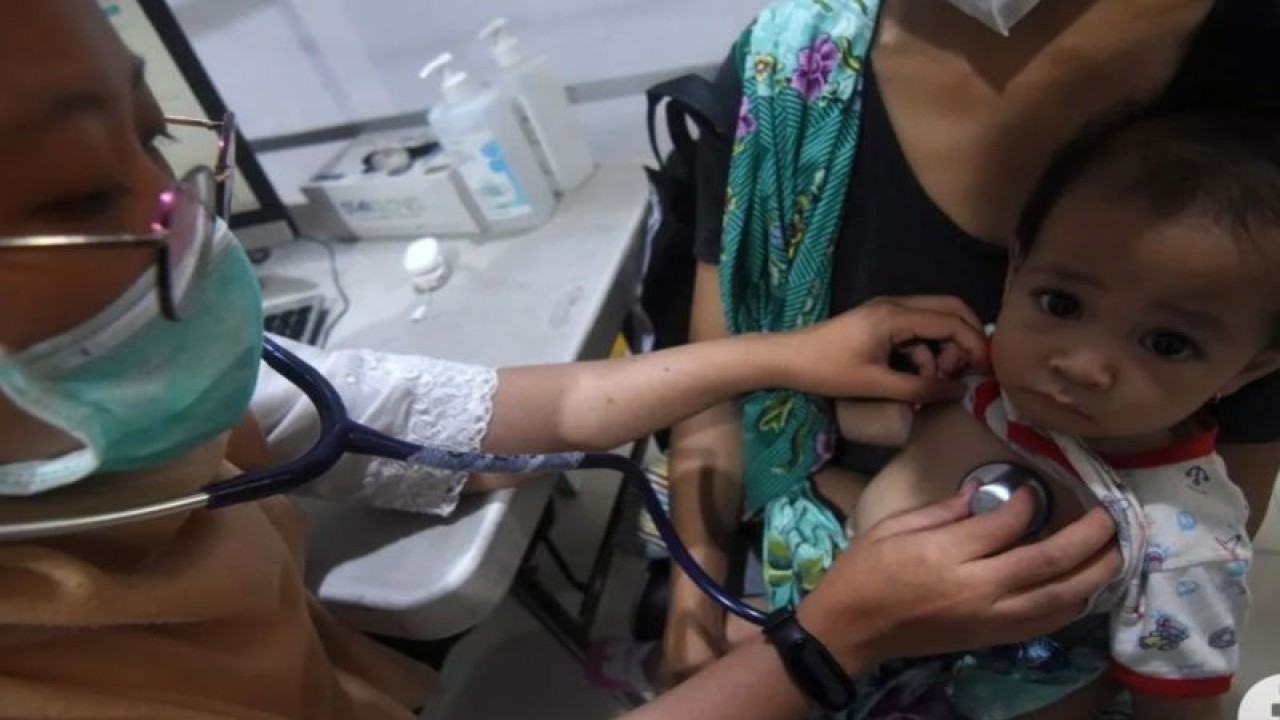 Arsip Foto - Dokter memeriksa kesehatan pasien bergejala Infeksi Saluran Pernapasan Akut (ISPA) di Puskesmas Kecamatan Mampang Prapatan, Jakarta Selatan, Jumat (11/8/2023). Dinas Kesehatan DKI Jakarta menyebut selain akibat polusi udara yang memburuk di Jakarta, penyakit ISPA dipengaruhi juga oleh perubahan iklim. Berdasarkan data dua bulan terakhir terdapat peningkatan kasus dari 99.130 kasus di bulan Mei 2023 menjadi 102.475 kasus di bulan Juni. (ANTARA FOTO/Indrianto Eko Suwarso/nym)