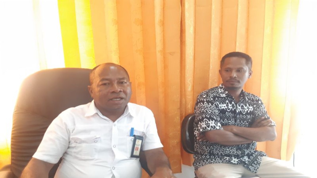 Kepala Perwakilan Komnas HAM Papua Frits Ramandey (kiri) saat memberikan keterangan di Jayapura, Selasa (5/9/2023) (ANTARA/Ardiles Leloltery)