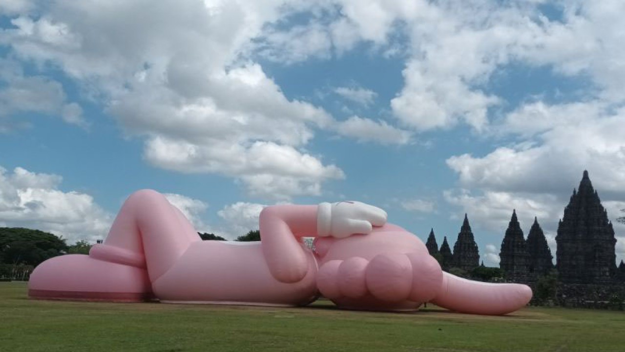 Eshibisi KAWS: HOLIDAY di kawasan Taman Wisata Candi Prambanan pada 19 hingga 31 Agustus 2023. ANTARA/Victorianus Sat Pranyoto