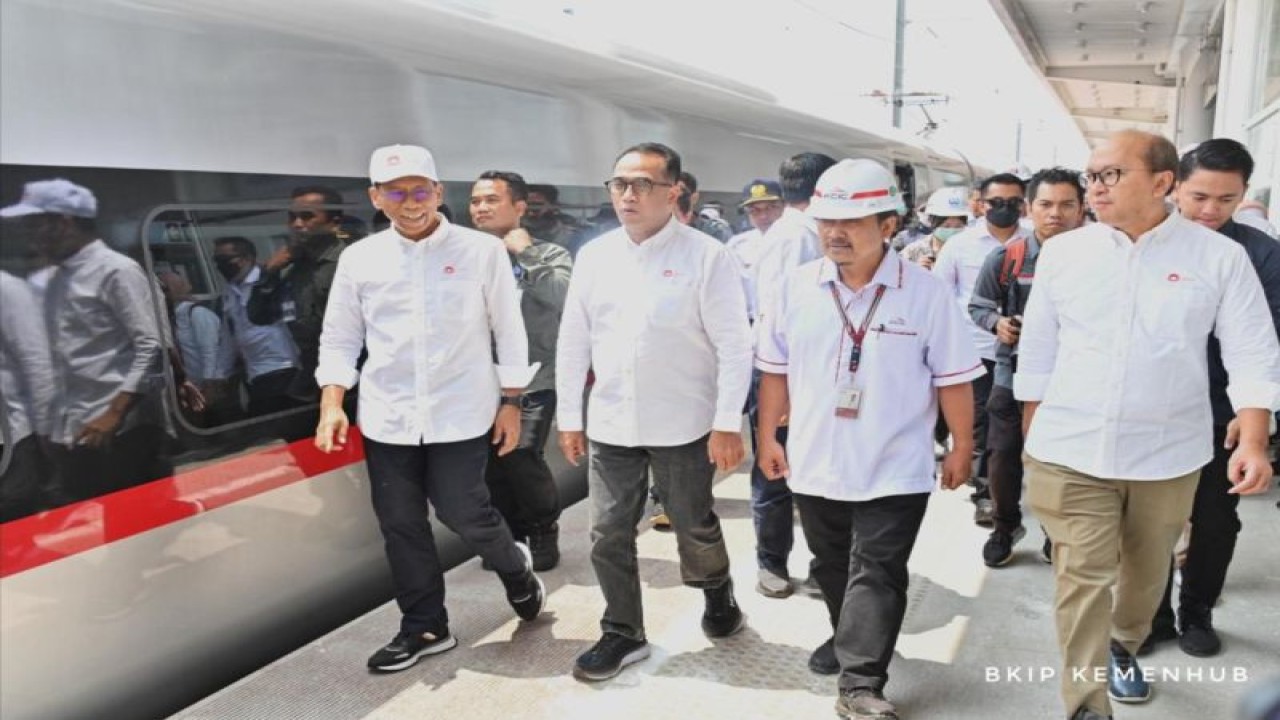 Menteri Perhubungan Budi Karya Sumadi (dua kiri) saat mengikuti uji coba Kereta Cepat Jakarta-Bandung pada Sabtu (2/9/2023). ANTARA/HO-Kemenhub