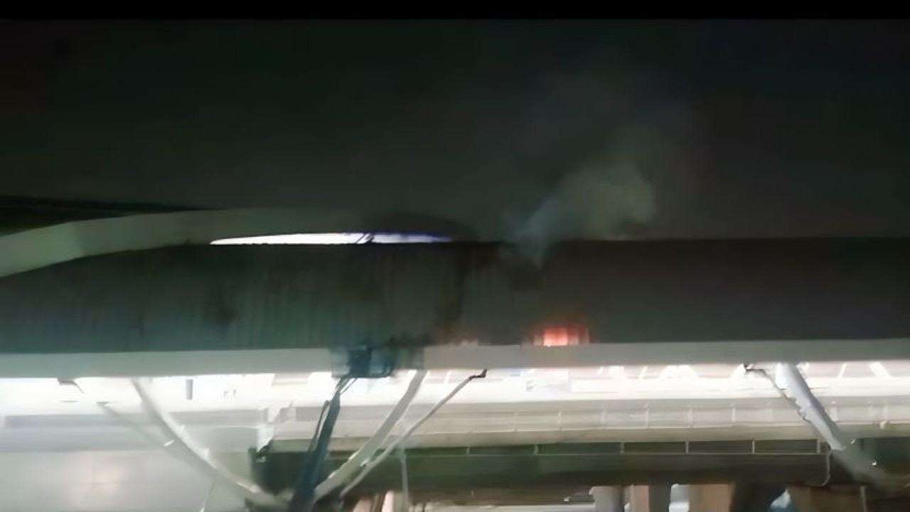 Kondisi atap Kantor Kereta Cepat Indonesia China (KCIC) yang terbakar di Halim Perdanakusuma, Jakarta Timur, Senin dini hari (10/9/2023). ANTARA/HO-Sudin Gulkarmat Jakarta Timur