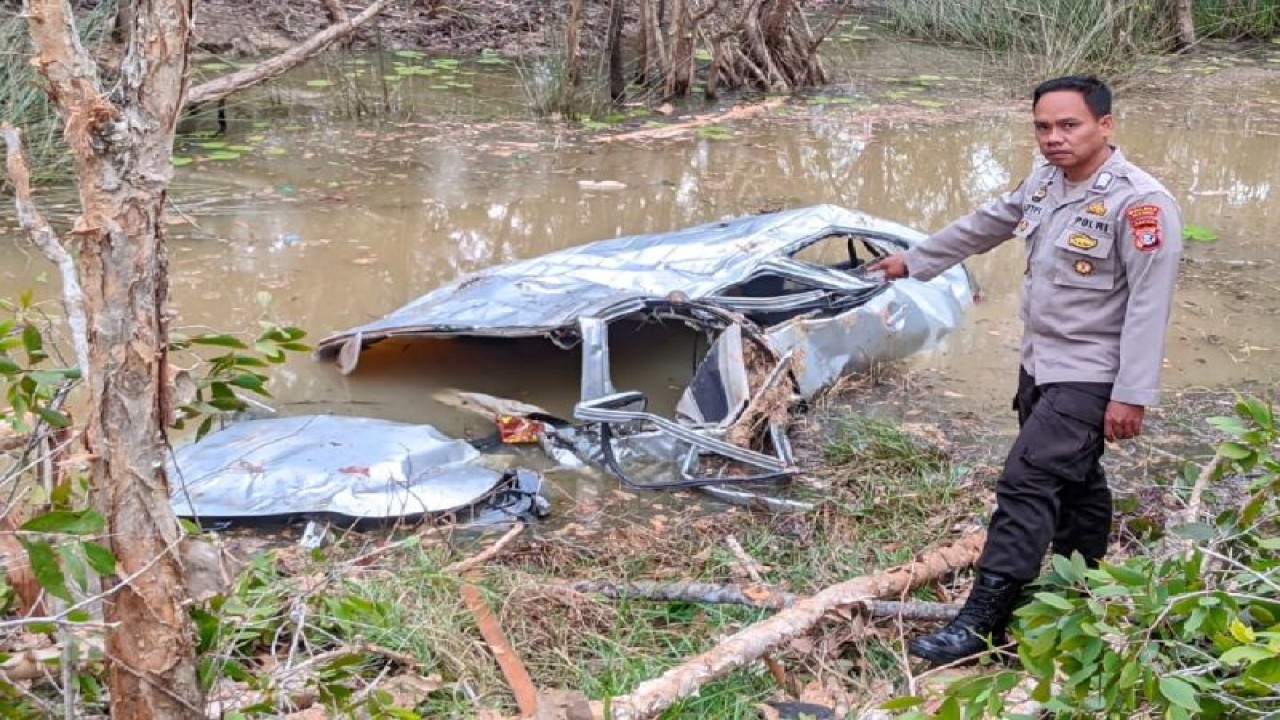 Kendaraan mini bus yang alami kecelakaan di KM 52 Merauke, Rabu (13/9) saat menuju Sota hingga menyebabkan dua orang meninggal. (ANTARA/HO/Polres Merauke)