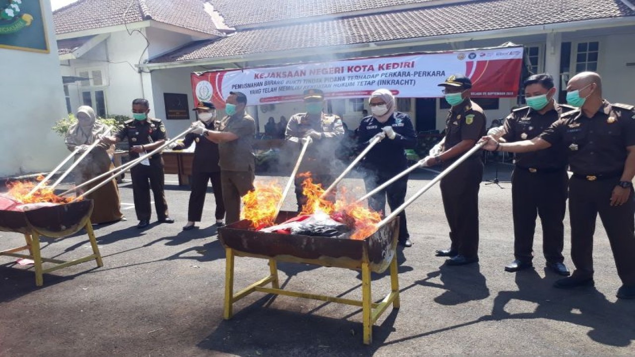 Pemusnahan barang bukti di Kejari Kota Kediri, Jawa Timur, Selasa (26/9/2023). Pemusnahan itu dari 26 perkara yang sudah mempunyai ketetapan hukum tetap dari kasus mulai 13 Juli 2023 hingga 25 September 2023. ANTARA/ Asmaul