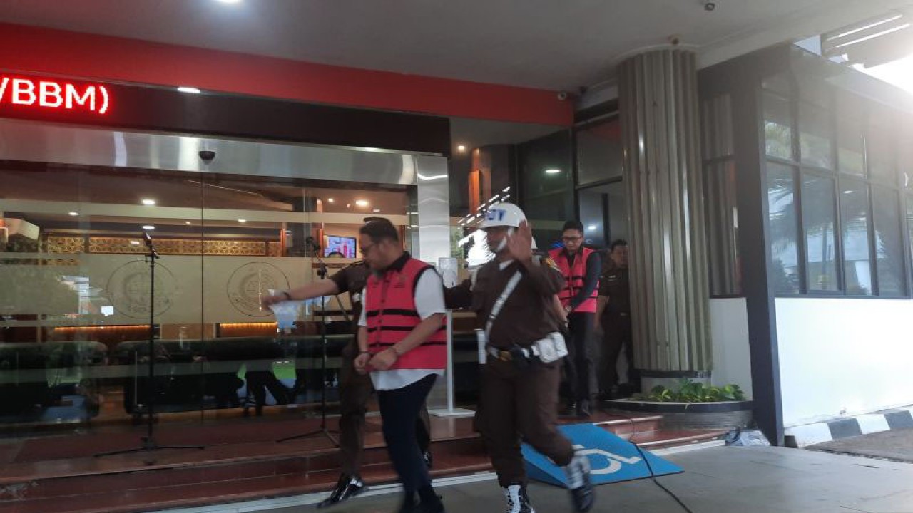 Jampidsus Kejaksaan Agung menetapkan tiga tersangka baru kasus korupsi proyek pembangunan BTS 4G Kominfo, Senin (11/9/2023). (ANTARA/Laily Rahmawaty)