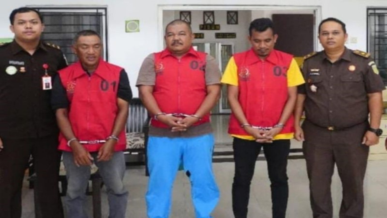 Kejari Bangka Tengah menahan tiga debitur bank diduga melakukan tindak pidana korupsi, di Koba, Bangka Tengah, Senin (25/9/2023). ANTARA/Ahmadi.