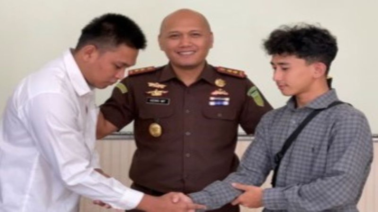 Kepala Kejaksaan Negeri Kudus Henriyadi W. Putro mempertemukan tersangka kasus pencurian Hp dengan pemiliknya sebagai upaya Kejari Kudus menghentikan proses hukum perkara pencurian telepon selular (Hp) melalui "restorative justice" atau keadilan restoratif. (ANTARA/HO-Kejari Kudus.)