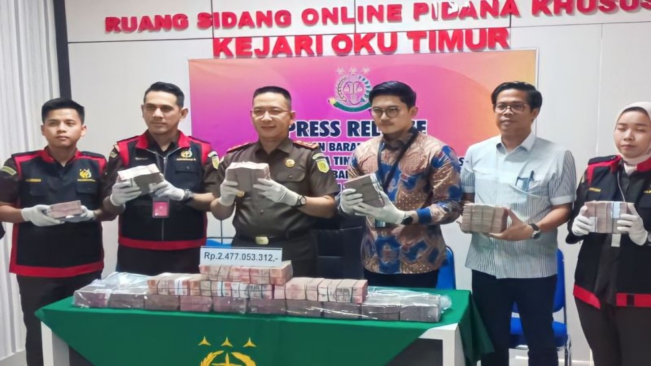 Kejaksaan Negeri OKU Timur menyita uang sebesar Rp2,4 miliar dari kasus dugaan korupsi di Badan Pengawasan Pemilihan Umum (Bawaslu) setempat, Rabu. (ANTARA/Edo Purmana/23)