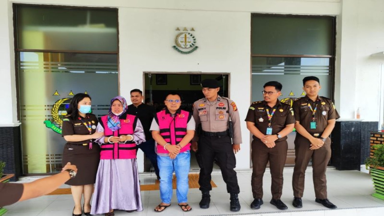 Kejari Siak melakukan penahanan tersangka penyelewengan pupuk subsidi di Kecamatan Kerinci Kanan yang merupakan pemilik kios. (ANTARA/HO-Kejari Siak)