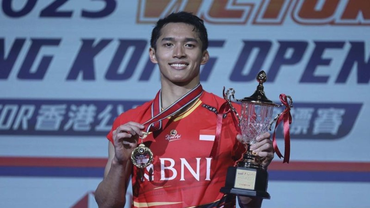 Pebulu tangkis tunggal putra Indonesia Jonatan Christie menunjukkan trofi dan medalinya saat penyerahan juara Hong Kong Open 2023 di Kowloon, Hong Kong, Minggu (17/9/2023). Jonatan Christie berhasil meraih juara Hong Kong Open 2023 usai kalahkan pebulu tangkis tunggal putra Jepang Kenta Nishimoto dalam pertandingan final dengan skor akhir 12-21, 22-20, 21-18. ANTARA FOTO/HO-Humas PBSI/aww.
