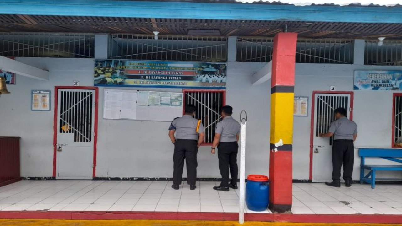 Petugas Lapas Kelas III Talu di Kabupaten Pasaman Barat, Sumbar saat melakukan kontrol keliling di ruangan warga binaan, Senin (18/9/2023). Antara/Altas Maulana.