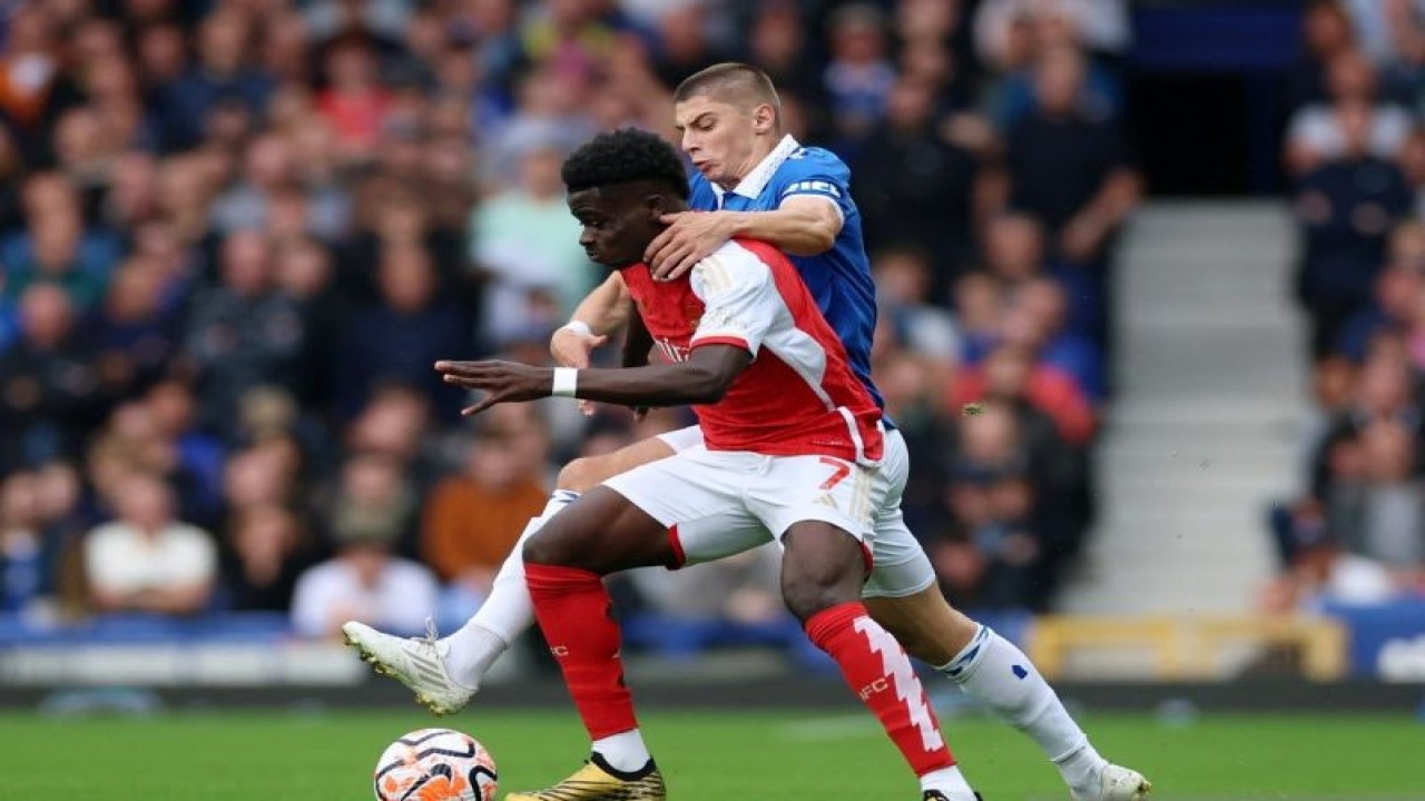 Pemain Arsenal Bukayo Saka berebut bola dengan pemain Everton Vitaliy Mykolenko pada laga Liga Inggris di Goodison Park, Liverpool, Inggris (17/9/2023). ANTARA FOTO/REUTERS/Phil Noble/aww.