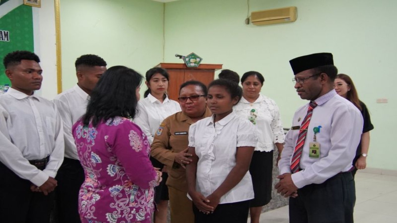 Mahasiswa penerima beasiswa afirmasi program Kita Cinta Papua saat mendengarkan arahan dari Kanwil Kemenag Provinsi Papua (ANTARA/HO-Dokumen pribadi Kanwil Kemenag Provinsi Papua)