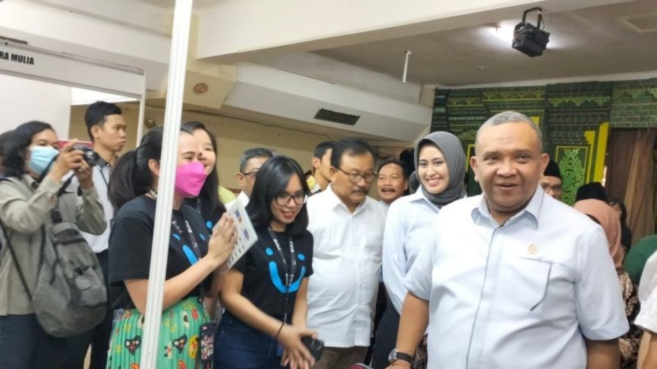 Wakil Menteri Ketenagakerjaan RI Afriansyah Noor pada Job Fair Career Expo 2023 Bersama Forum Pusat Karir Perguruan Tinggi Solo Raya di Graha Wisata Niaga Solo, Jawa Tengah, Selasa (26/9/2023). ANTARA/Aris Wasita