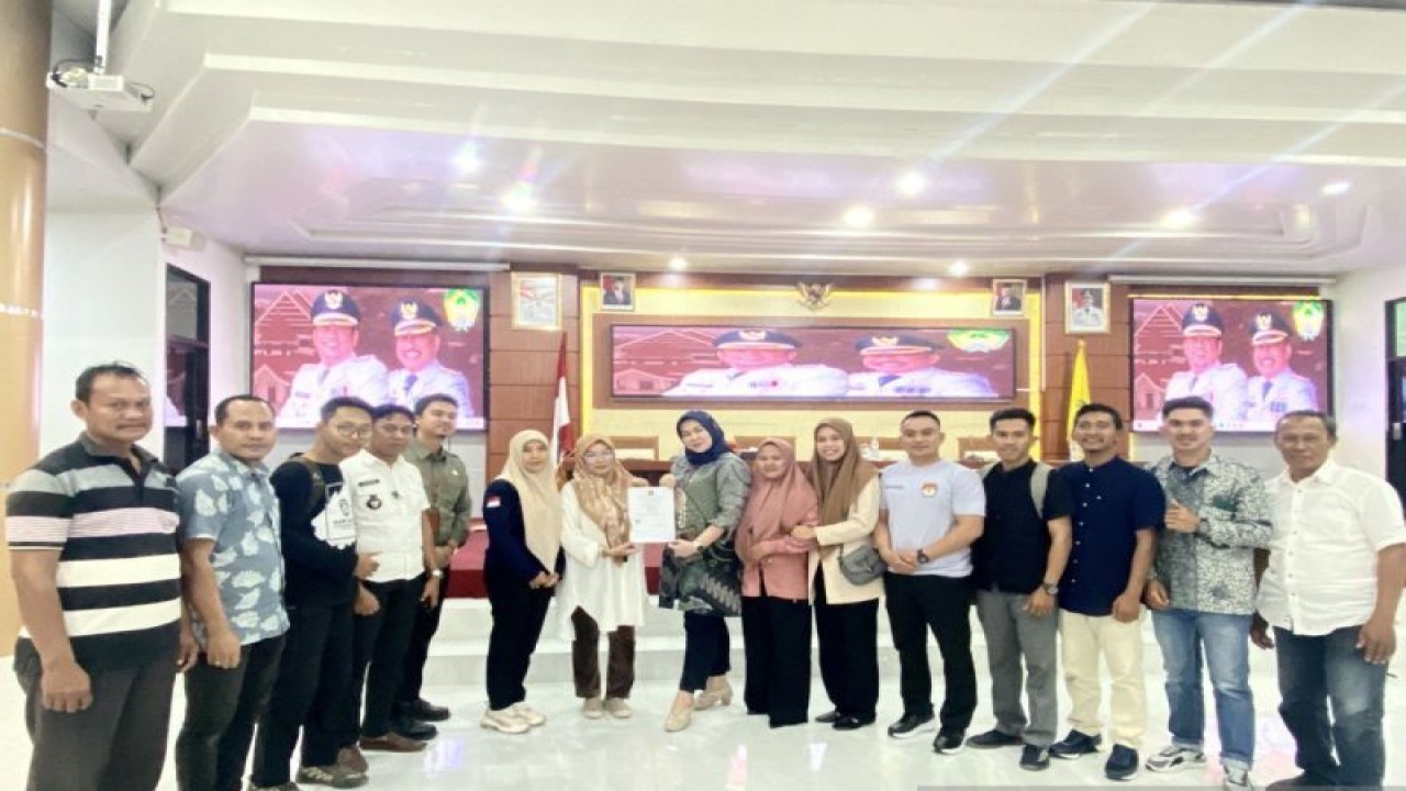 Analis Kebijakan Ahli Muda Direktorat Jenderal Pengembangan Ekonomi dan Investasi Desa Kemendes PDTT Grace Meyanti Puteri saat menyerahkan langsung sertifikat berbadan hukum pada pengurus Bumdes yang berhasil menerbitkan sertifikat berbadan hukum di Kabupaten Gowa, Rabu (20/09/2023). ANTARA/Nur Suhra Wardyah