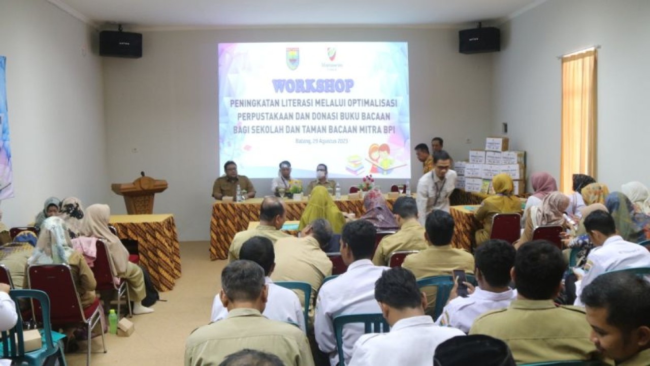PT Bhimasena Power Indonesia selaku pengembang proyek PLTU Batang menggelar workshop peningkatan literasi melalui optimlaisasi perpustakaan dadonasi buku bacaan bagi sekolah dan Taman Bacaan Mitra BPI di Batang, Senin (11/9/2023). (FOTO ANTARA/HO-Humas BPI)