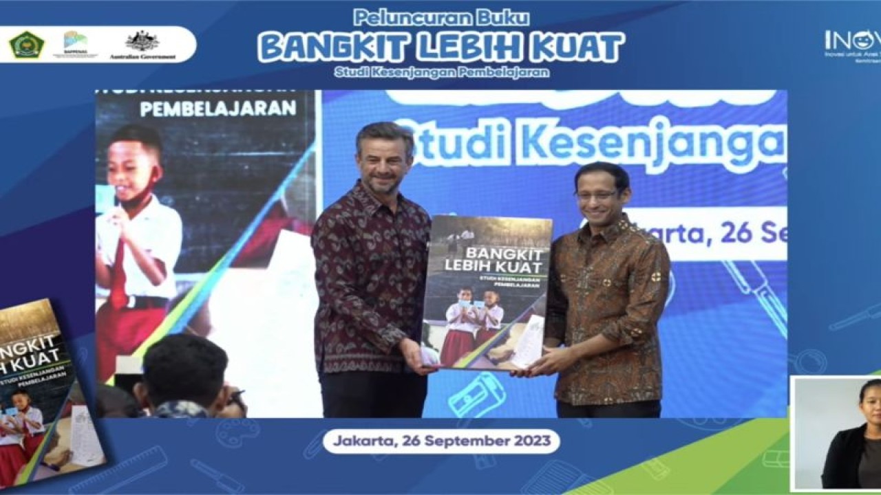 Tangkapan layar Mendikbudristek Nadiem Makarim bersama Wakil Duta Besar Australia untuk Indonesia Stephen Scott meluncurkan buku berjudul Bangkit Lebih Kuat: Studi Kesenjangan Pembelajaran di Jakarta, Selasa (26/9/2023). (FOTO ANTARA/Astrid Faidlatul Habibah)