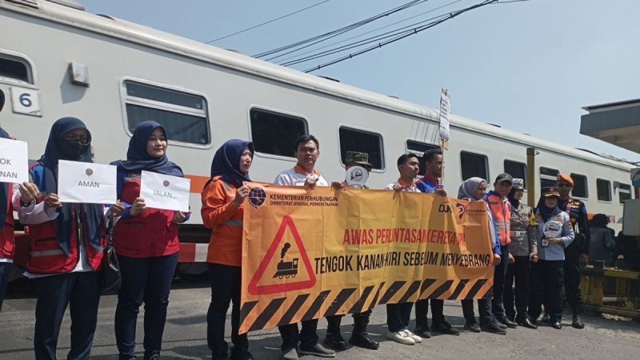 Kegiatan sosialisasi keselamatan di perlintasan sebidang yang digelar DJKA Kemenhub bersama PT KAI (Persero ) Daop 5 Purwokerto di JPL 363A, Jalan Veteran, Kelurahan Tanjung, Kecamatan Purwokerto Selatan, Kabupaten Banyumas, Rabu (20/9/2023). ANTARA/Sumarwoto