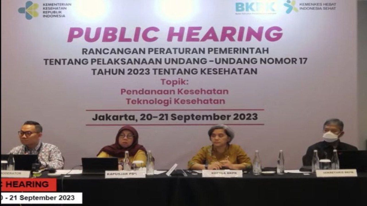 Tangkapan layar - Kepala Badan Kebijakan Pembangunan Kesehatan (BKPK) Kemenkes RI Syarifah Liza Munira (tengah) dalam agenda Public Hearing Rancangan Peraturan Pemerintah tentang pelaksanaan UU Kesehatan diikuti dari YouTube Kemenkes RI di Jakarta, Kamis (21/9/2023). (ANTARA/HO-Kemenkes).