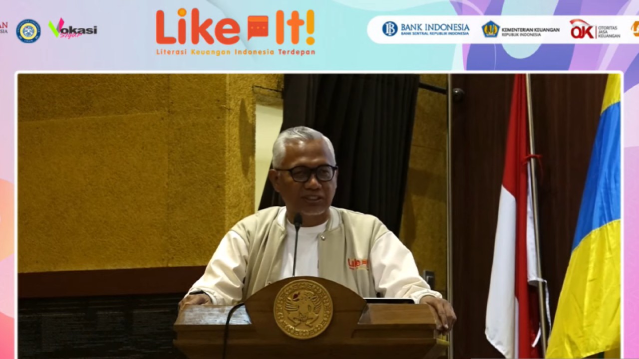 Staf Khusus Menteri Keuangan Bidang Perumusan Kebijakan Fiskal Regional Candra Fajri Ananda saat memberikan keynote speech dalam acara Literasi Keuangan Indonesia Terdepan (Like IT) 2023 Edisi Ketiga di Jakarta, Kamis (7/9/2023). (ANTARA/Bayu Saputra)