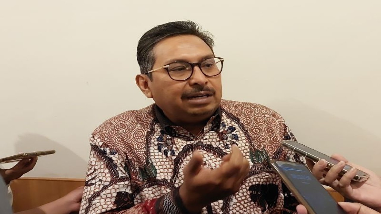 Direktur Jenderal Sumber Daya Perangkat Pos dan Informatika Kementerian Komunikasi dan Informatika Ismail saat diwawancarai jurnalis di Jakarta, Kamis (24/8/2023). (ANTARA/Fitra Ashari)