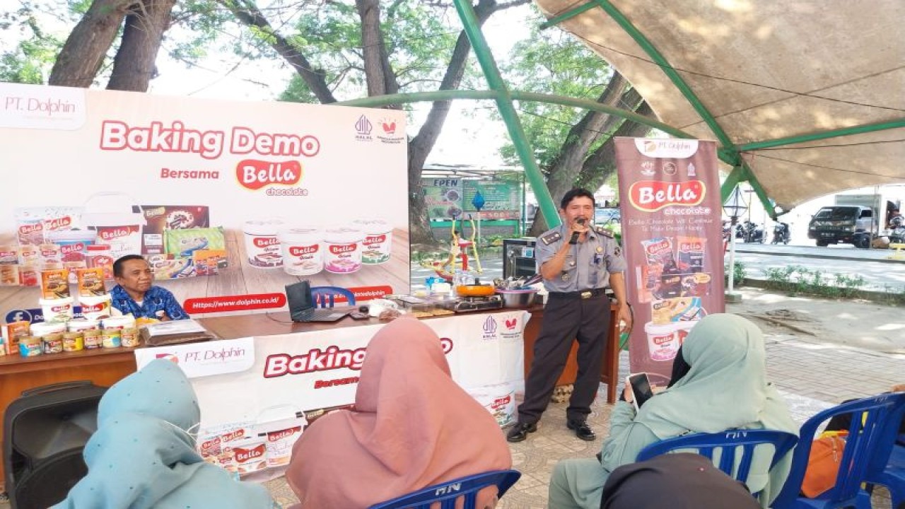 Tim Operator Pelayanan Hukum Kemenhumkam Sulteng memberikan sosialisasi terkait pentingnya Hak Kekayaan Intelektual (HKI) bagi UMKM di Palu, Selasa (19/9/2023). (ANTARA/HO-Humas Kemenkumham Sulteng)