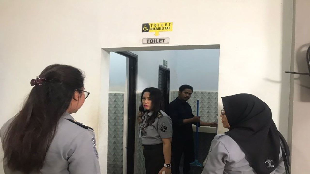 Kepala Subbidang Pemajuan HAM Kanwil Kemenkumham Sulteng Suzana Eva Silo saat melakukan kunjungan di Lembaga Pembinaan Khusus Anak (LPKA) Kelas II Palu, Selasa (19/9/2023). (ANTARA/HO-Humas Kemenkumham Sulteng)