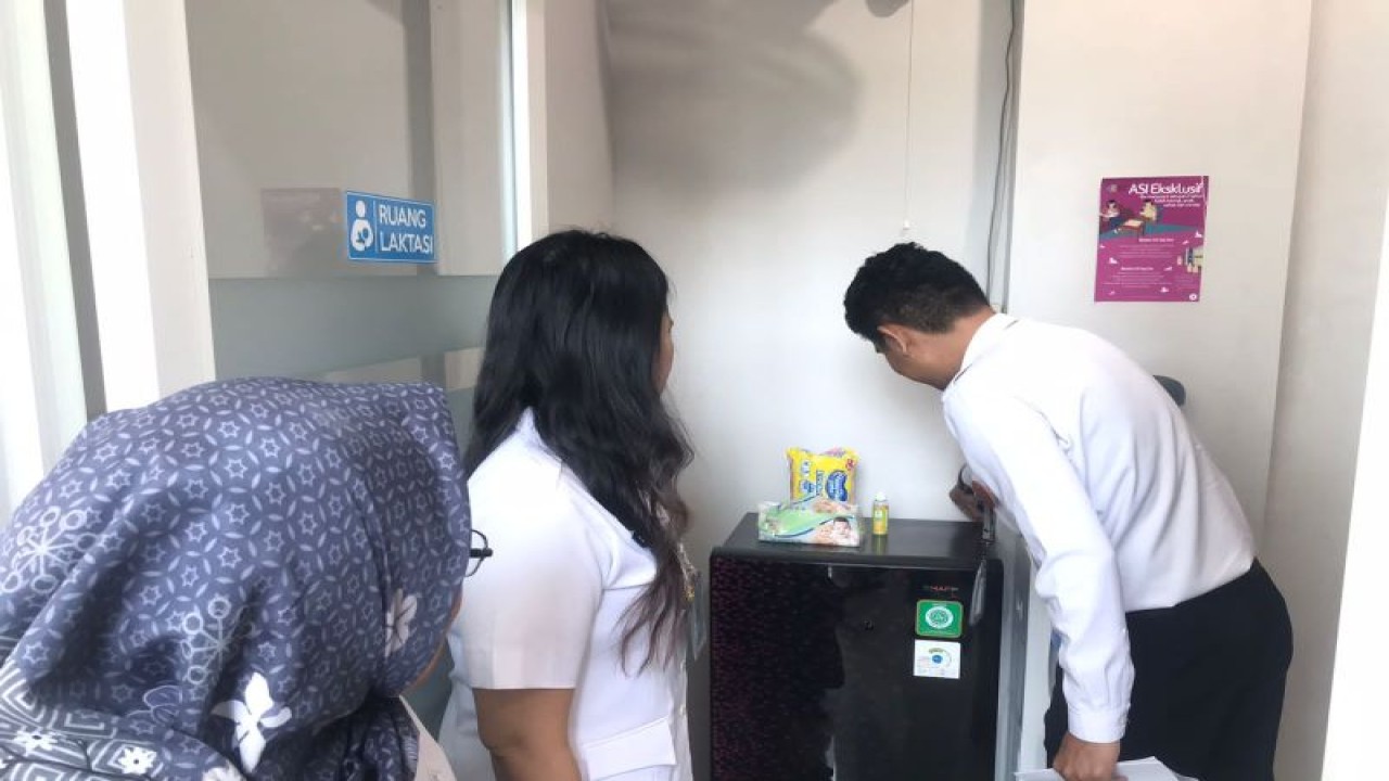Kepala Sub Bidang Pemajuan HAM Suzana Eva Silo didampingi para operator dan Kepala Kanim Palu Dewanto Wisnu Raharjo meninjau beberapa fasilitas pelayanan seperti ruang laktasi di Kantor Imigrasi Palu, Kota Palu, Rabu (20/9). (ANTARA/HO-Humas Kemenkumham Sulteng)