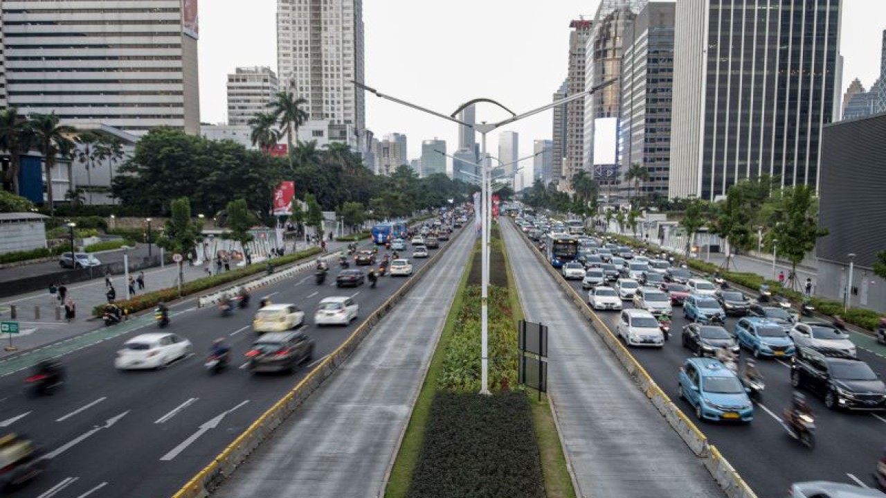 Sejumlah kendaraan melintas di kawasan jalan Jenderal Sudirman, Jakarta, Rabu (30/8/2023). Dalam penyelenggaraan KTT ke-43 ASEAN, Pemprov DKI bersama Polda Metro Jaya menerapkan sistem buka tutup pada 29 ruas jalan yang bersifat situasional yaitu menyesuaikan dengan waktu para delegasi melintas dari hotel menuju venue maupun sebaliknya, yang berlaku mulai tanggal 2-7 September 2023. ANTARA FOTO/Muhammad Adimaja/nym.