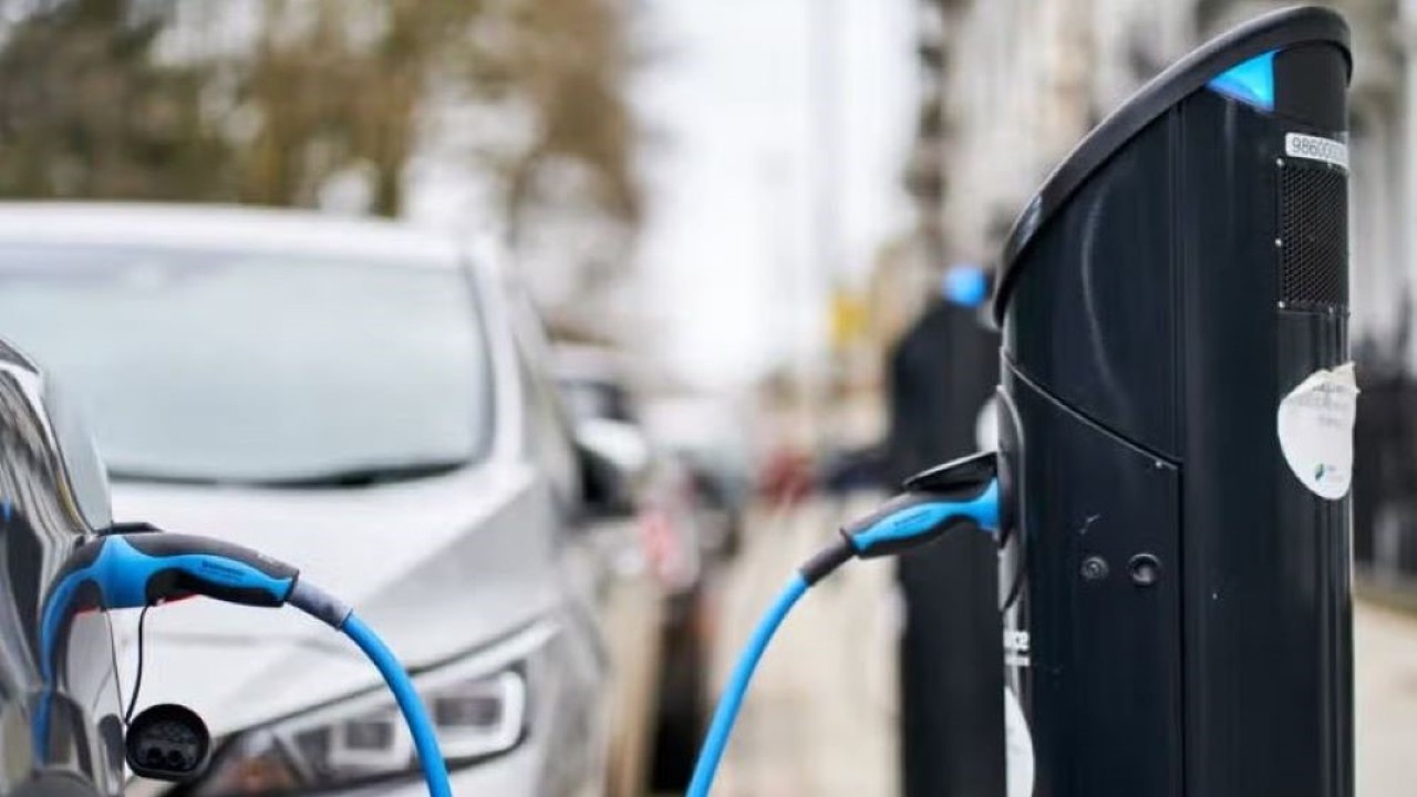 Ilustrasi. Kendaraan listrik sedang melakukan pengisian daya. (Istimewa)