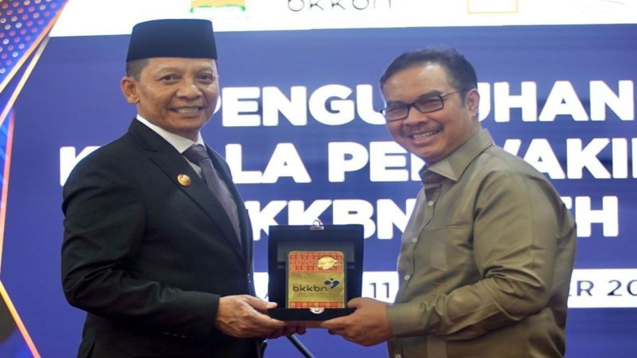 Kepala BKKBN Hasto Wardoyo bersama Penjabat Gubernur Aceh Achmad Marzuki pada acara pengukuhan Kepala Perwakilan BKKBN Provinsi Aceh di Meuligoe (kantor Gubernur) Aceh pada Senin (11/9/2023). (ANTARA/HO-BKKBN)