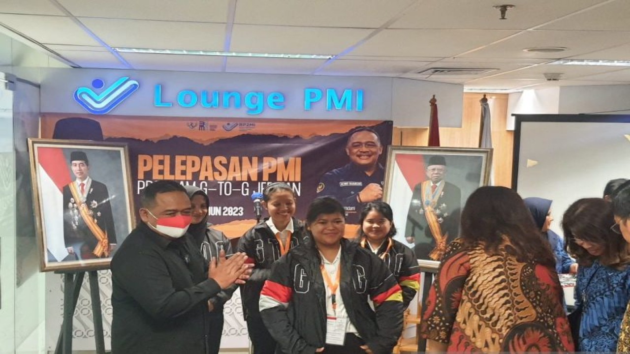 Kepala BP2MI Benny Rhamdani saat melepas sejumlah pekerja migran Indonesia di Bandara Soetta, Tangerang. (Azmi)
