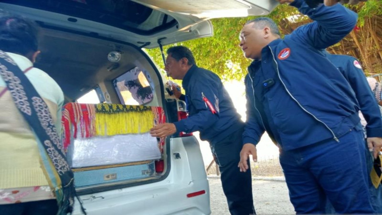 Kepala Badan Pelindungan Pekerja Migran Indonesia (BP2MI) Benny Rhamdani (kanan) saat menjemput jenasah pekerja migran asal NTT yang meninggal di Malaysia saat tiba di Bandaral Udra El Tari Kupang, Senin (18/9/2023). (ANTARA/Benny Jahang)