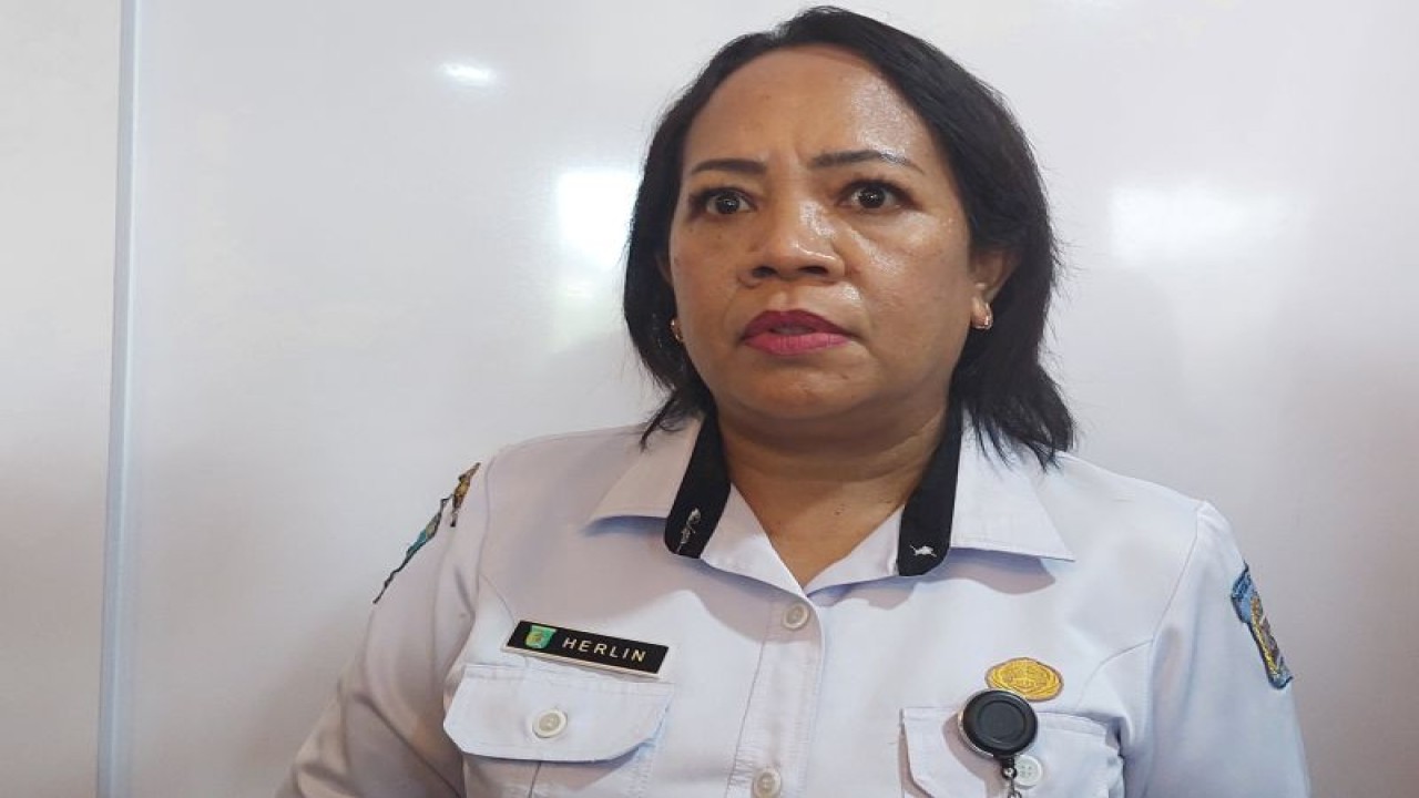 Kepala BPBD Kota Sorong Herlin Sasabone ketika diwawancara di Sorong, Jumat (1/9/2023). (ANTARA/Yuvensius Lasa Banafanu)