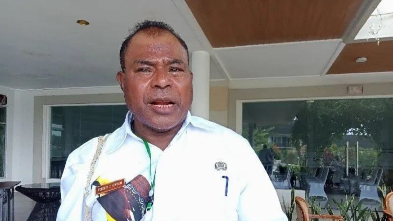 Kepala dinas pendidikan Kabupaten Jayapura Eqberth C. Kopeuw (ANTARA/Agustina Estevani Janggo)