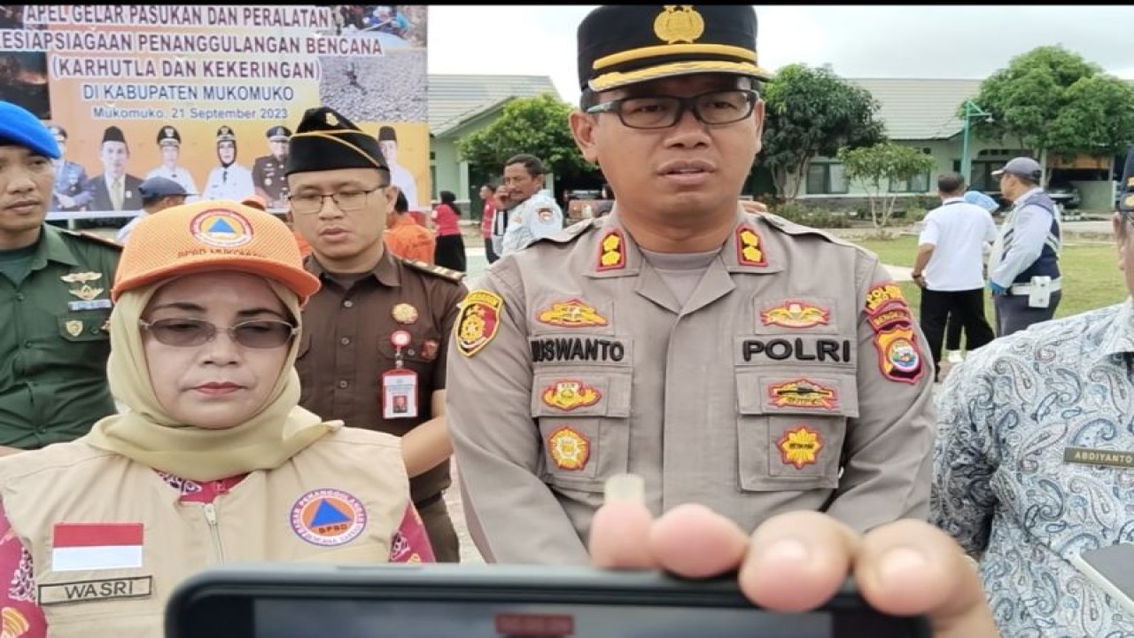 Kepala Kepolisian Resor Kabupaten Mukomuko AKBP Nuswanto bersama dengan Wakil Bupati Wasri, Kamis (21/9/2023) ANTARA/Ferri.
