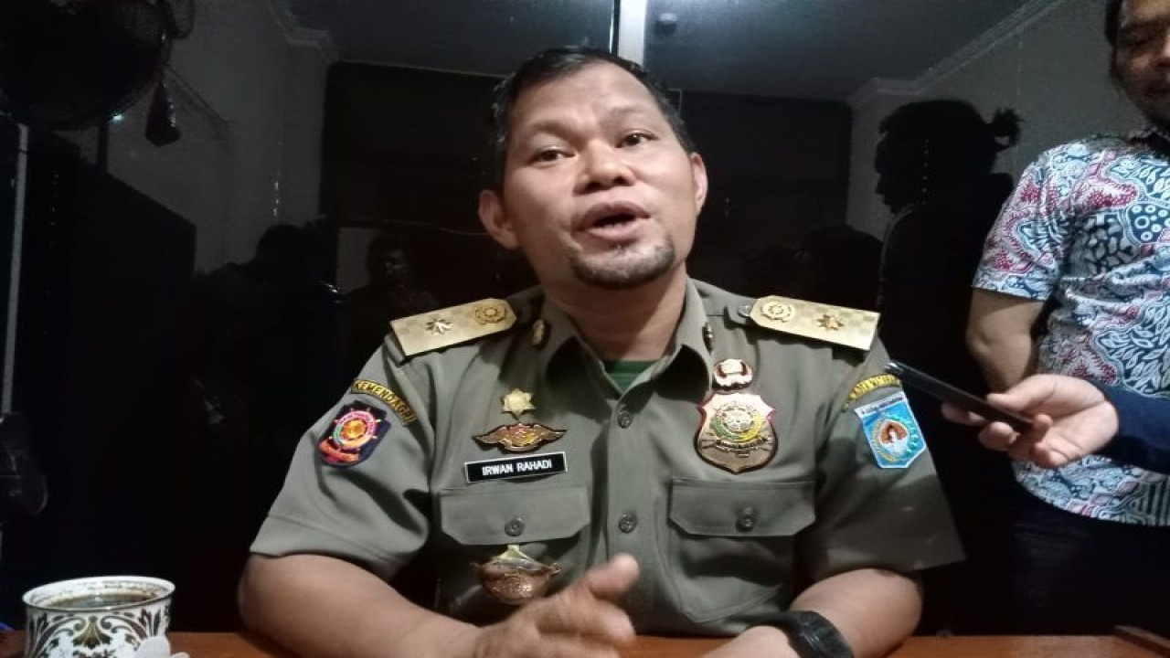 Kepala Satuan Polisi Pamong Praja (Satpol) PP Kota Mataram Irwan Rahadi. (ANTARA/Nirkomala)