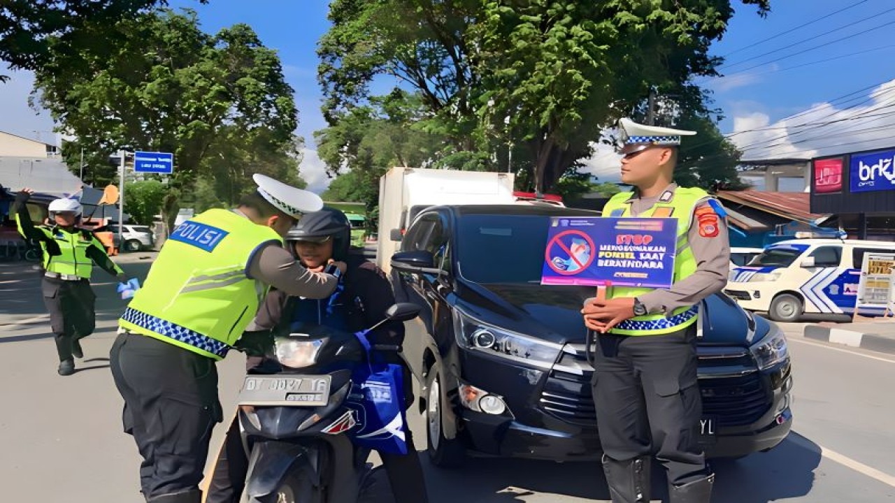 Personel kepolisian memberikan teguran kepada pengendara yang melakukan pelanggaran lalu lintas pada Operasi Patuh Tinombala di Kota Palu, Sulawesi Tengah, Kamis (13/7/2023). (ANTARA/HO-Humas Polresta Palu)